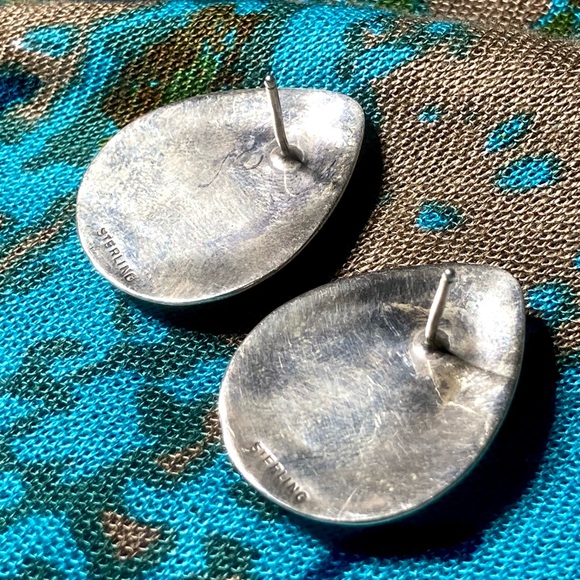 Vintage Native American Sterling Silver Coral And Onyx Inlay Post Earrings - Picture 14 of 16